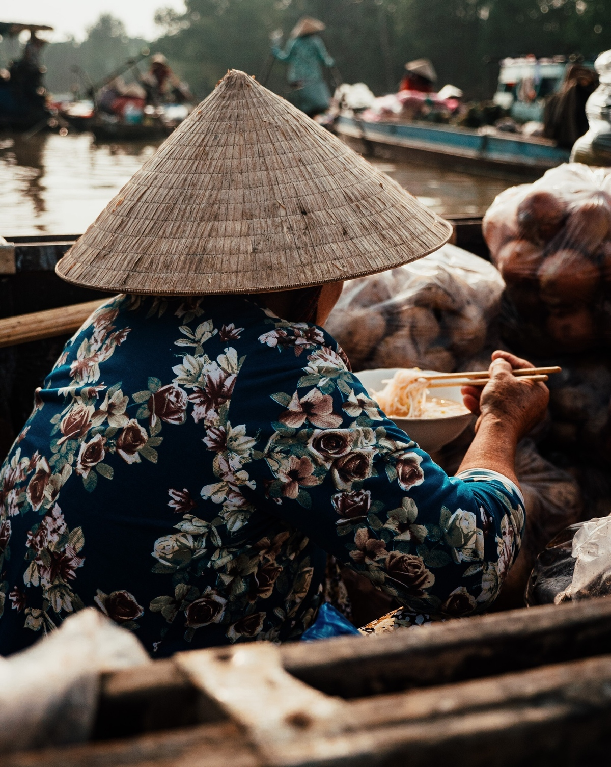 Vietnam's floating market under lenses of Western tourist 0435 image002 1610936547